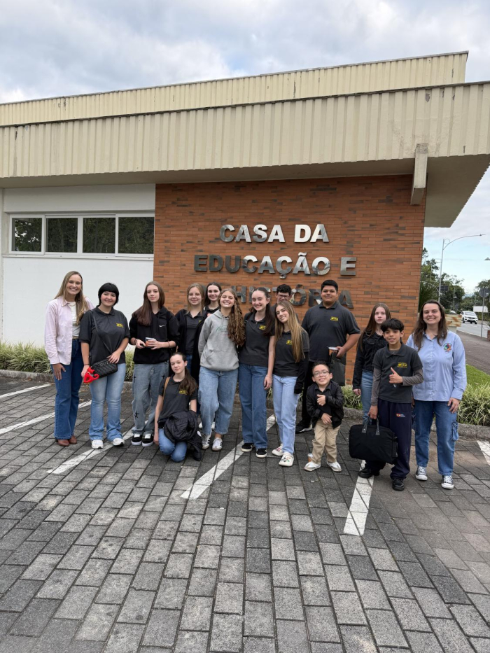 Parlamento Jovem de Timbó visita Secretaria Municipal de Educação