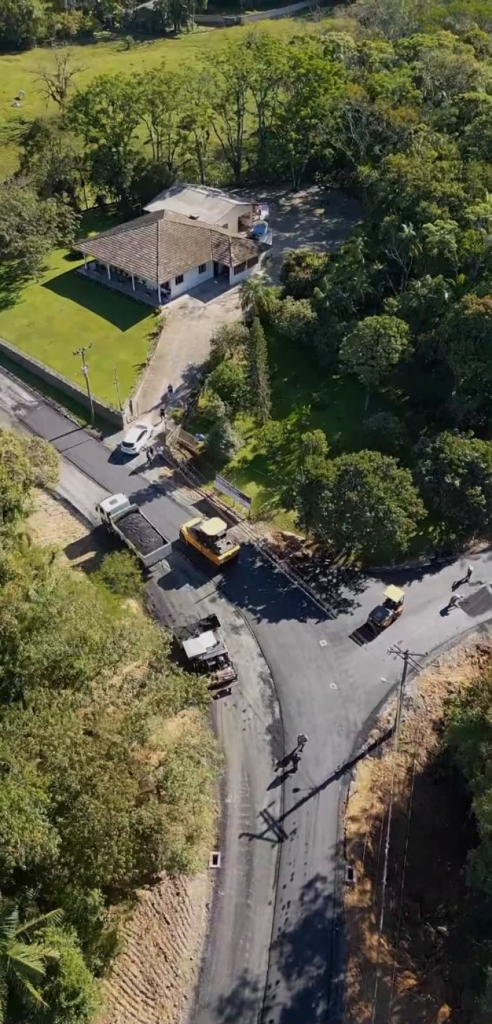 Obra de pavimentação da Rua Reinhold Schroeder avança com aplicação de asfalto