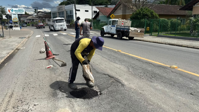 Prefeitura de Timbó intensifica operação de manutenção das vias públicas nesta sexta-feira