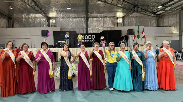 Baile da Rainha celebra representantes dos grupos da melhor idade de Indaial