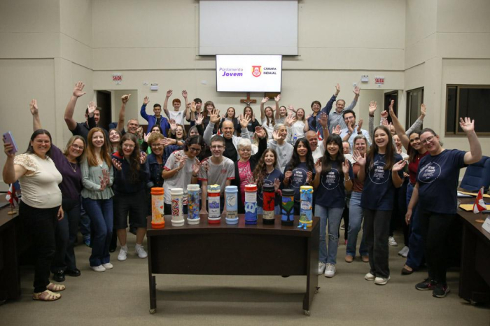 Parlamento Jovem de Indaial marca nova etapa do projeto Arcos do Amanhã com a entrega das cápsulas