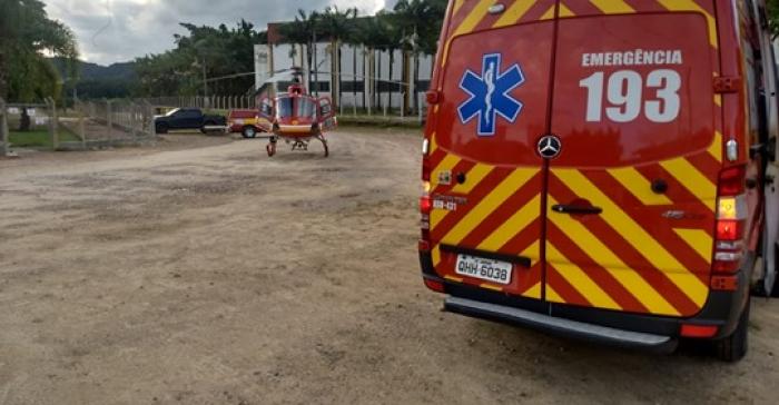 Menino de 2 anos morre após cair em piscina