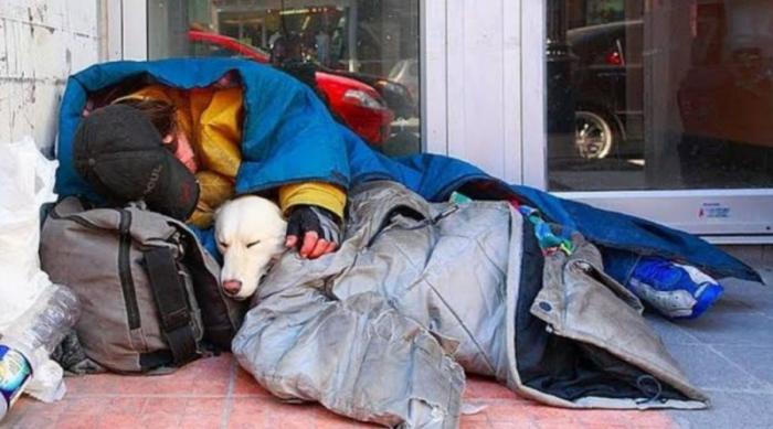 Morador de rua e seu cachorro morrem de frio e abraçados