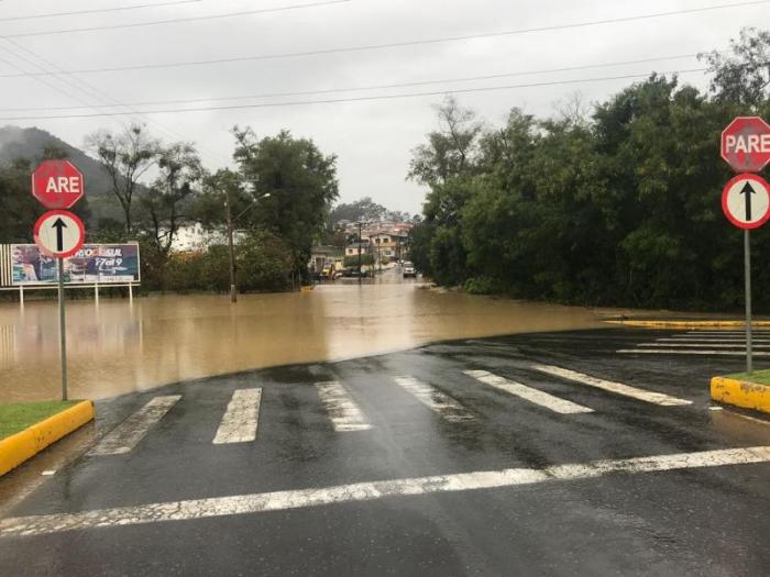 Nível de rio chega a 7,45 metros e Rio do Sul enfrenta situação de enchente