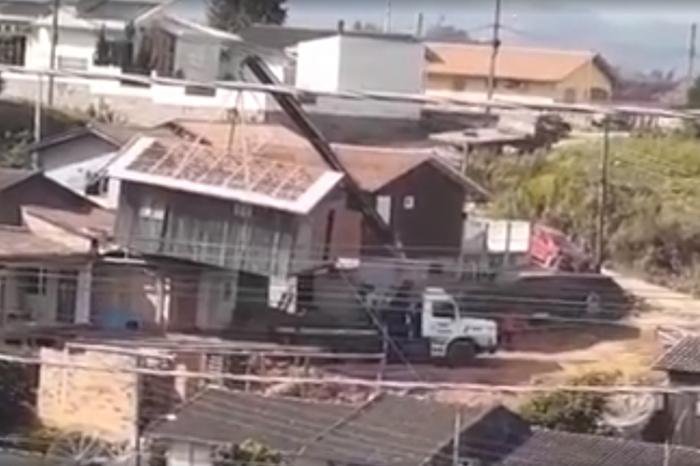 Vídeo: casa cai de guindaste em cima de outra residência em SC