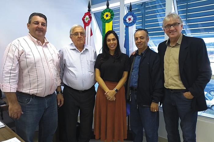 Deputada Geovania de Sá visita Câmara de Timbó