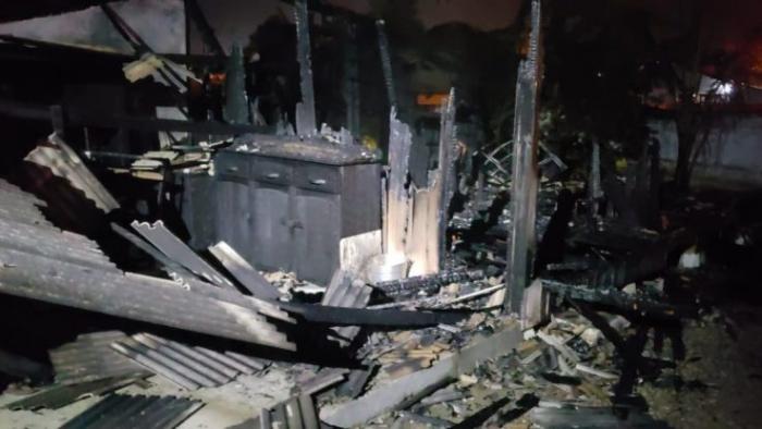 Idoso de 83 anos morre durante incêndio dentro da própria casa