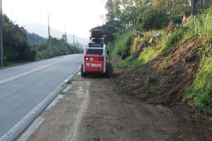 Acostamento da principal rodovia de acesso a Benedito Novo passa por limpeza