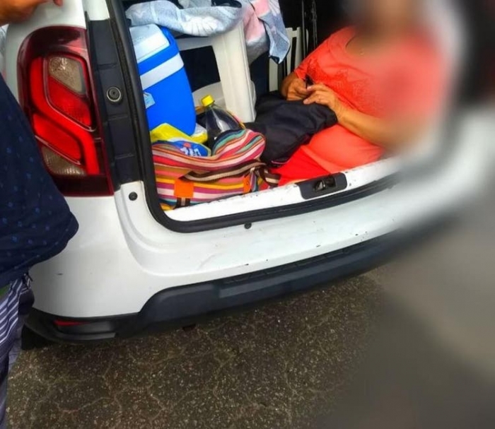 Família é flagrada carregando a sogra no porta-malas do carro na SC-401 em Florianópolis