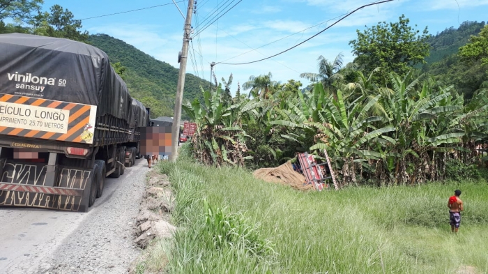 Caminhão carregado de cebola tomba na BR-470