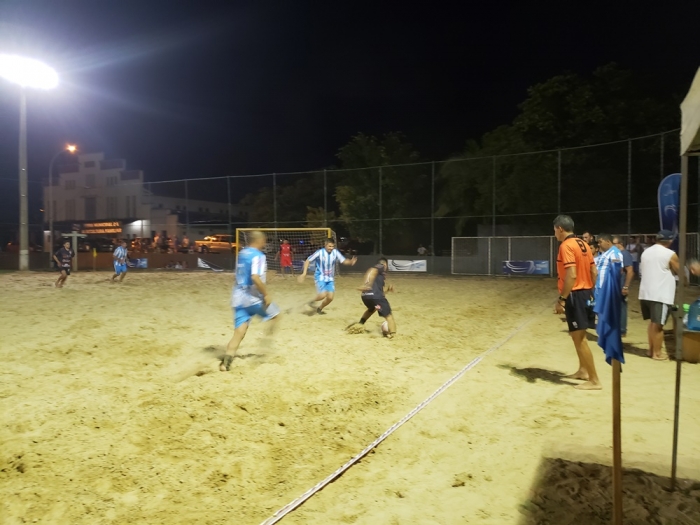 Público prestigia primeira noite do Campeonato de Futebol de Areia