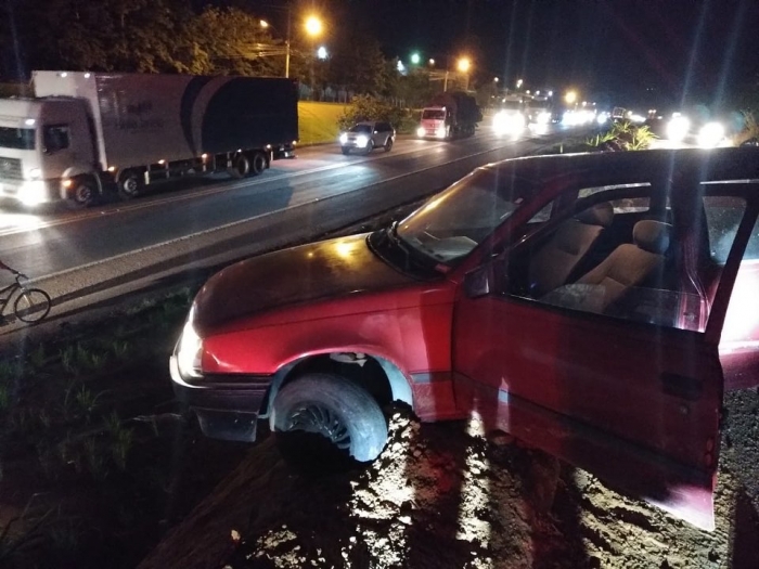 Após fuga pela contramão, dupla é presa com veículo furtado em Indaial