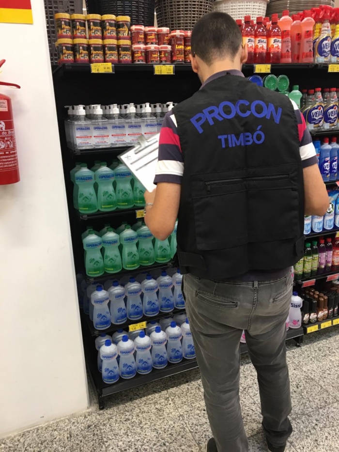 Procon faz levantamento de máscaras e álcool em gel nas farmácias