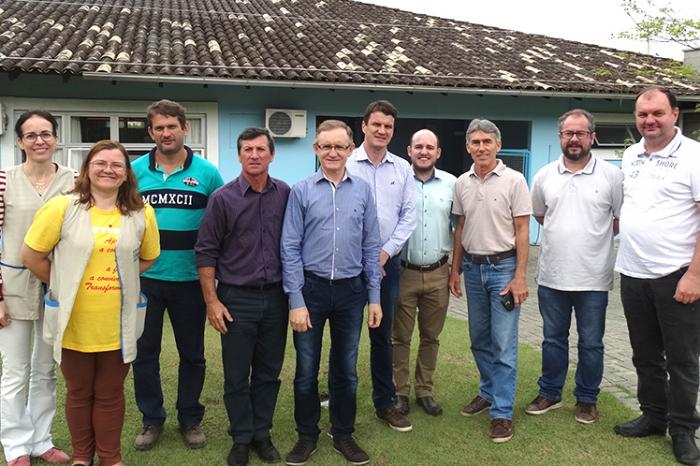 Vereadores de Timbó visitam instituição de ensino