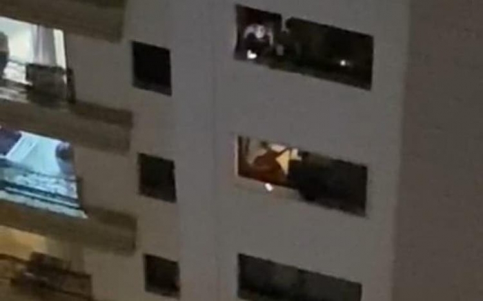 Vídeo: Moradores cantam para enfrentar confinamento forçado