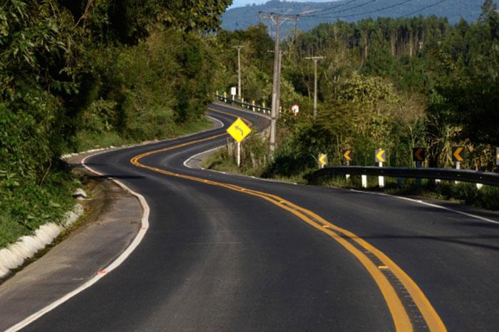 Governador assina decreto que permite municípios gerenciarem trechos de rodovias