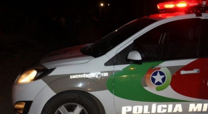 Porta de loja de conveniência é arrombada e produtos são furtados