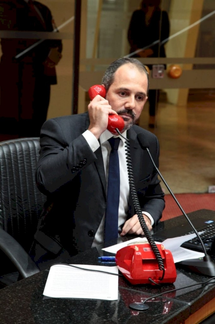 Em sessão na ALESC, Laércio fala “ao telefone” com governador