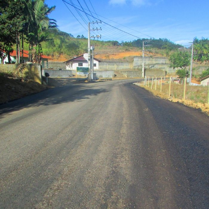 Alto Benedito Novo recebe base para asfalto e calçada