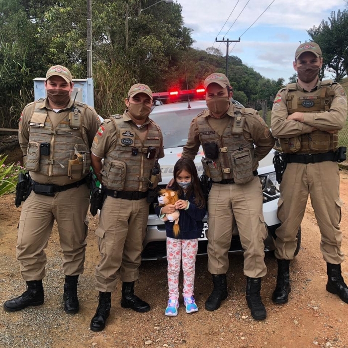 Policiais fazem surpresa para criança durante festa de aniversário em Indaial