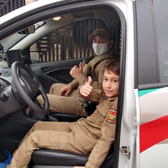 Menino de 5 anos recebe visita de policiais em Indaial