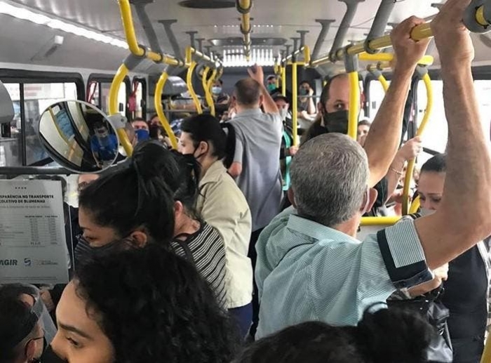 Ônibus lotado em Blumenau repercute na web; Seterb diz que não irá mudar a operação “por uma foto”