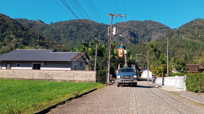 Energia elétrica é reparada em localidades de Benedito Novo