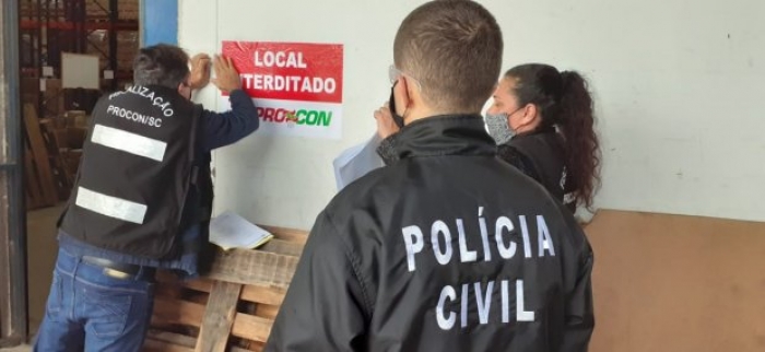 Polícia Civil e Procon interditam fábricas de álcool gel com irregularidades no Estado