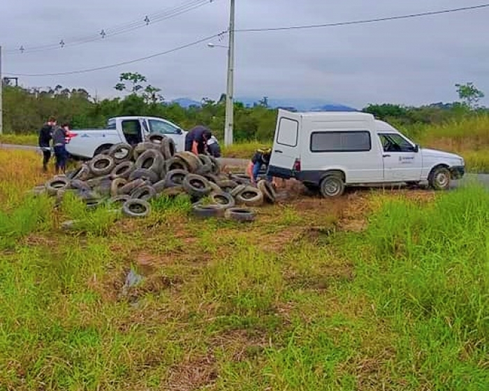 Agentes de endemias encontram pneus usados em terreno baldio