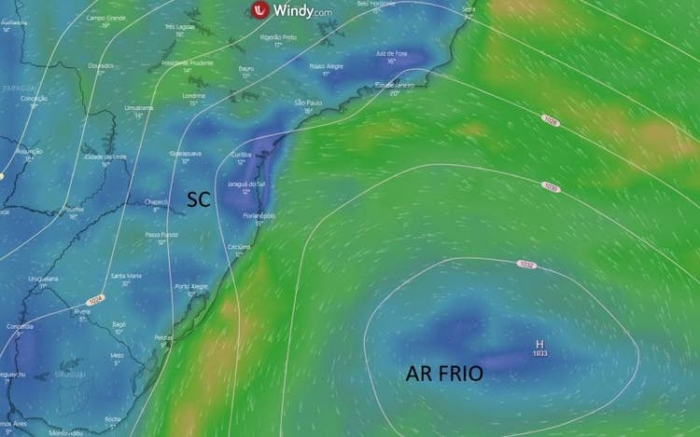 O forte ar frio vai para o mar; temperatura começa subir em SC