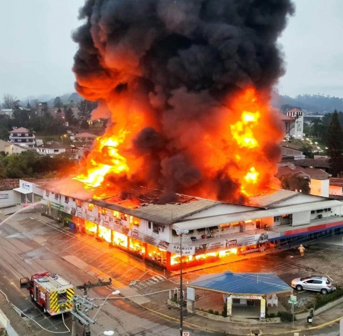 VÍDEO: incêndio destrói loja no Centro de Presidente Getúlio