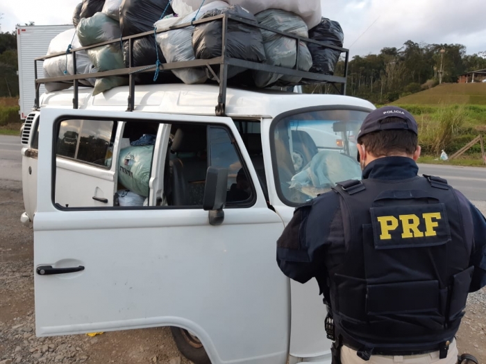 PRF flagra pessoas sendo transportadas em meio à carga na BR-470
