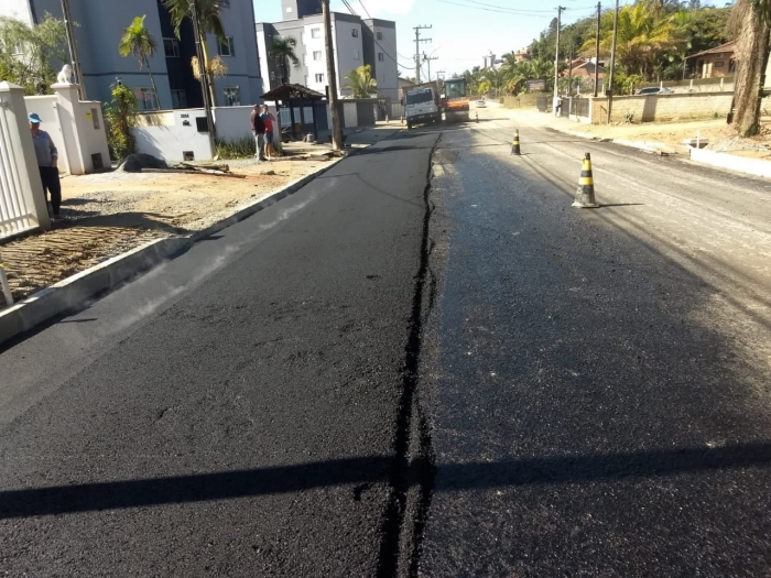 Rua Tiroleses começa a receber primeira camada de asfalto, em Timbó