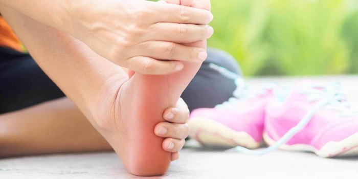 Fascite plantar e esporão do calcâneo são a mesma coisa?