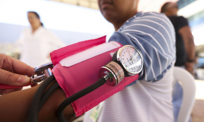 IBGE: pelo menos uma doença crônica afetou 52% dos adultos em 2019