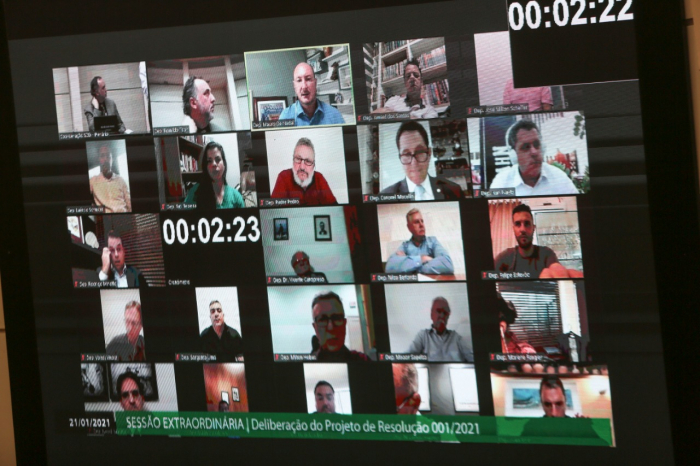 Plenário da Alesc revoga prisão e afastamento do deputado Julio Garcia