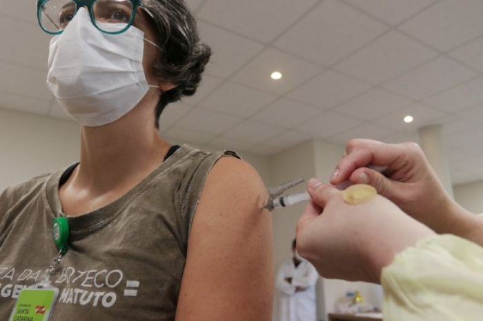 Já foram aplicadas mais de 48,7 mil doses da vacina contra a COVID-19 em SC