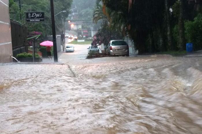 Chuva causa estragos na região