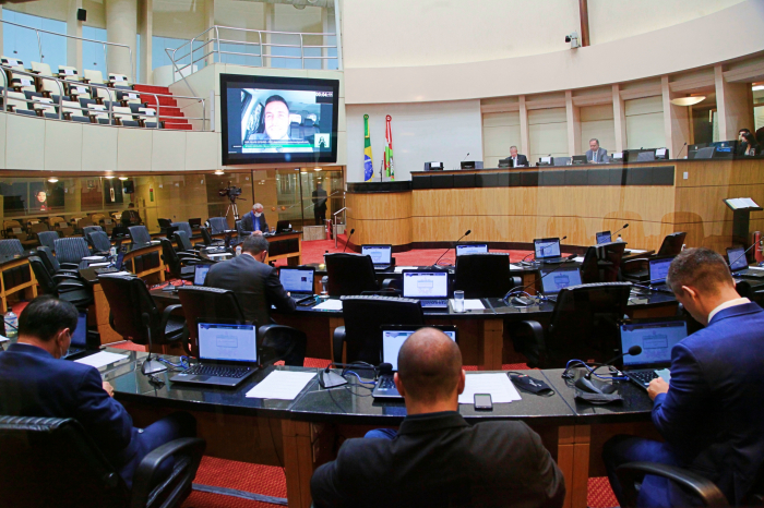 Cobranças e críticas dão o tom da sessão ordinária da Alesc