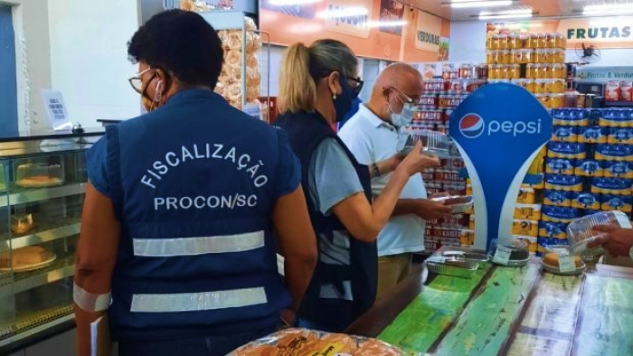 Procon/SC apreende produtos vencidos e mal-acondicionados em comércios do Estado