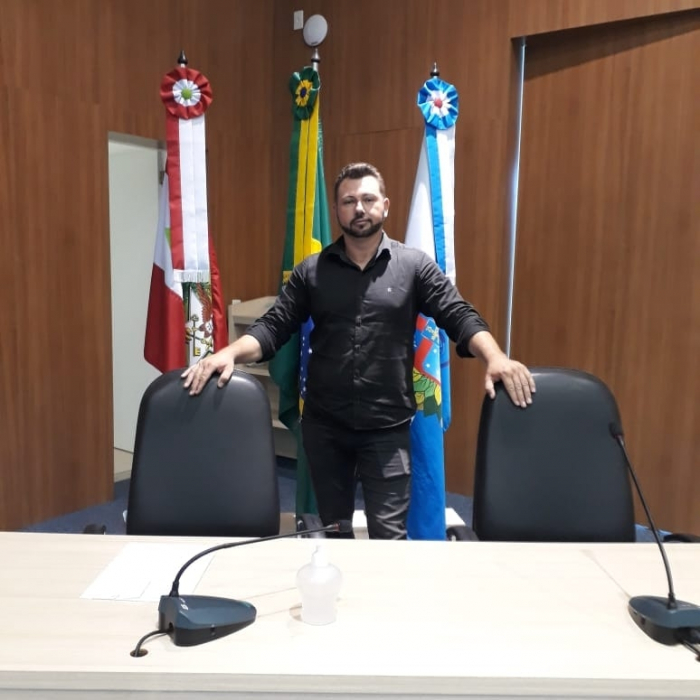 Ivonir Scherer preside sessão na Câmara de Timbó 