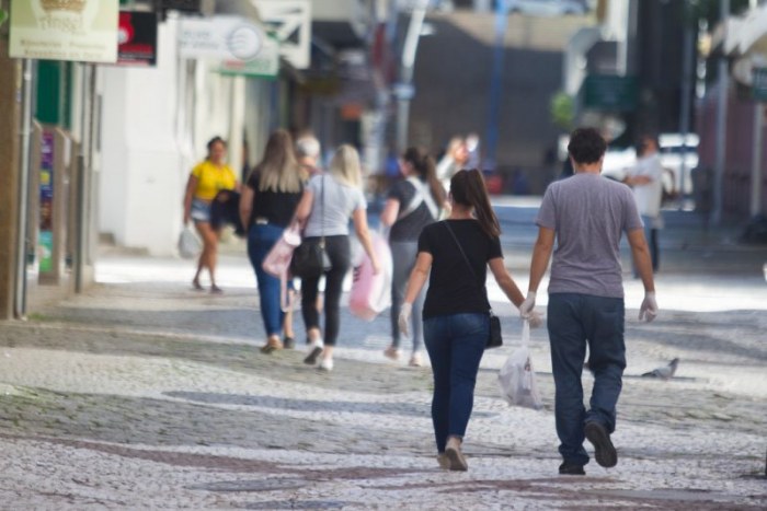 Decreto prorroga medidas sanitárias e restringe mais atividades em SC