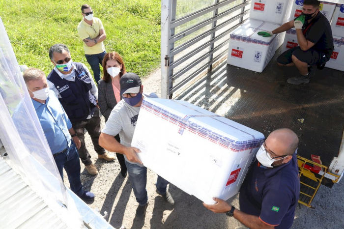 Vacinas da Pfizer e AstraZeneca chegam a SC para iniciar imunização de pessoas com comorbidades