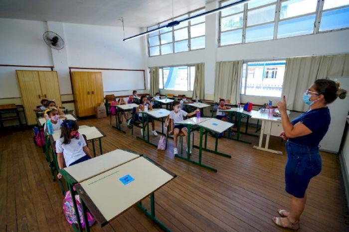 Governo define data para início da vacinação de professores