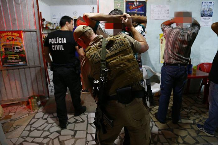 Polícia fiscaliza bares em Timbó