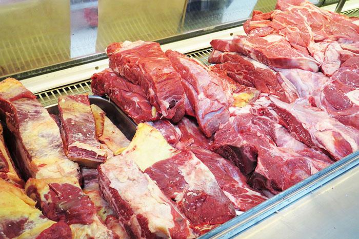 Carne temperada à venda