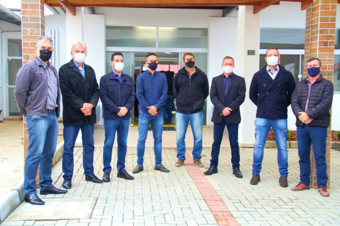 Vereadores timboenses prestigiam entrega do NEI Sonho de Criança