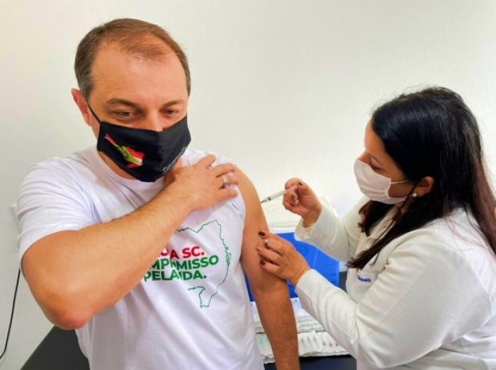 Governador recebe primeira dose da vacina contra Covid-19