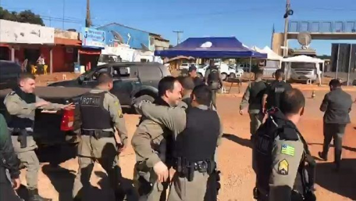 Policiais e moradores comemoram prisão de Lázaro