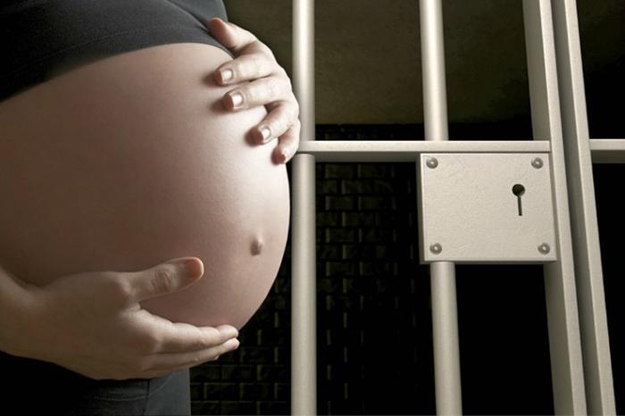 Presas grávidas e com filhos pequenos poderão cumprir prisão em casa